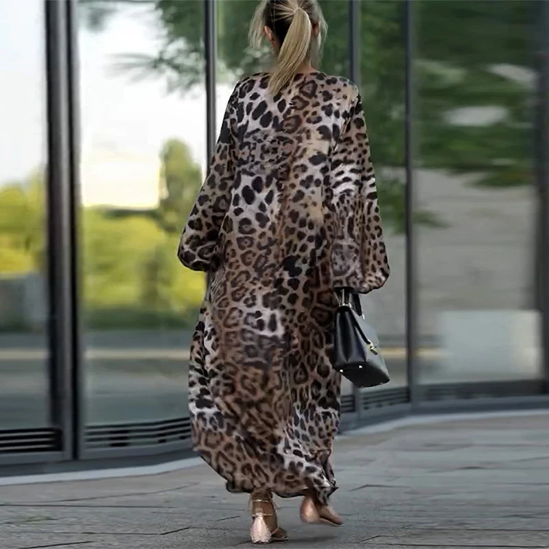 Casual lange damesjurk met lange mouwen en allover luipaardmotief