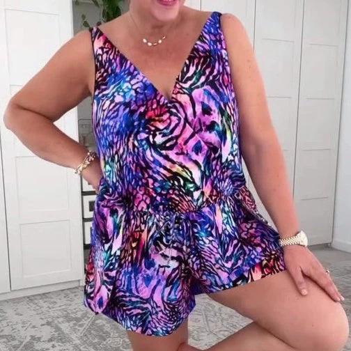 Badpak in jumpsuitstijl met V-hals en korte broek zonder mouwen
