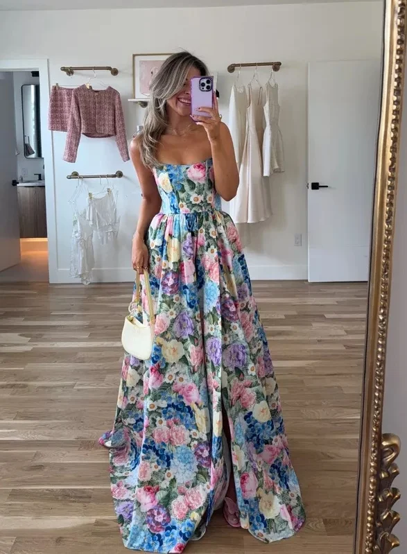 Lange damesjurk met smalle bandjes en bloemenprint voor feestelijke gelegenheden