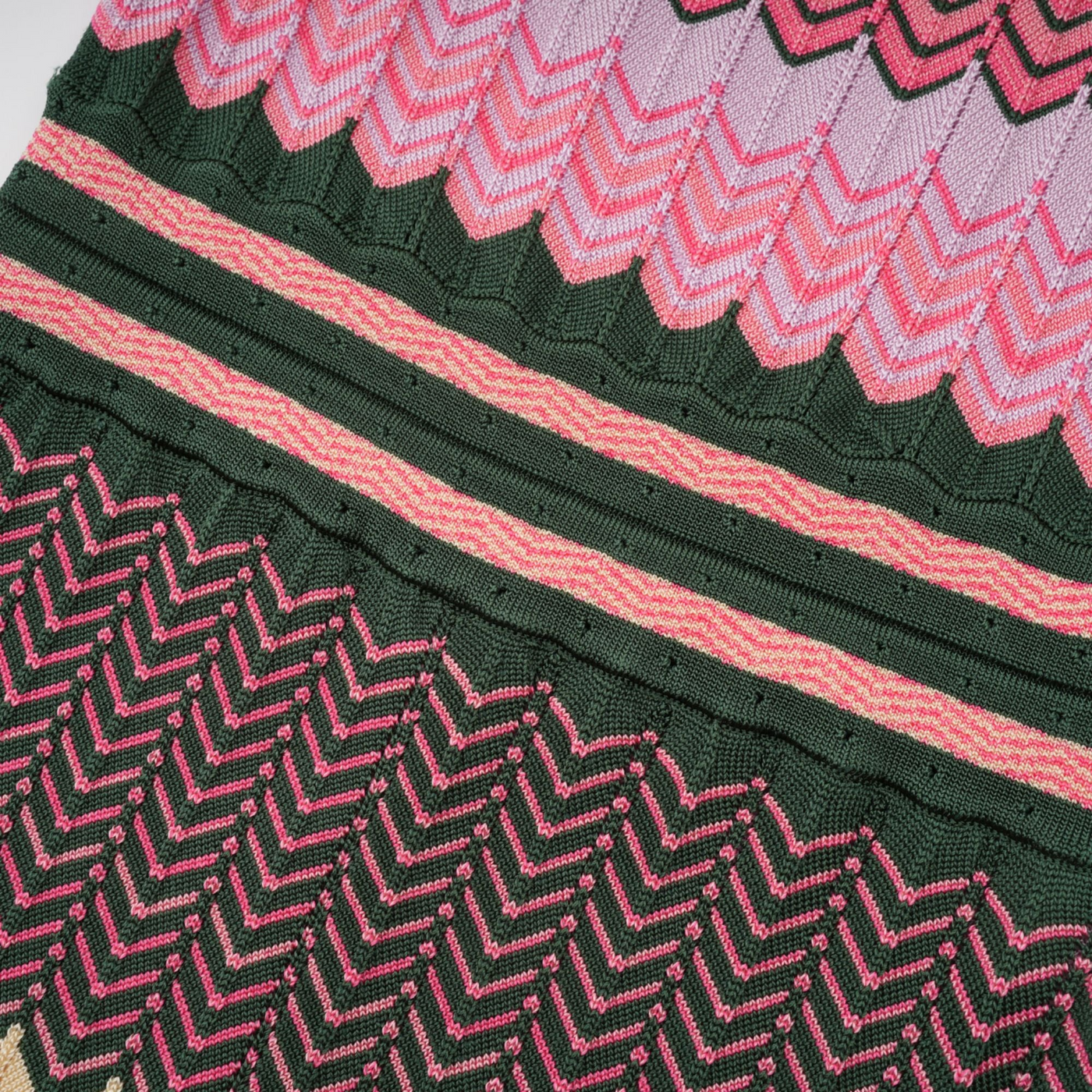 Moderne midi-jurk met vierkante hals en grafische bandjes