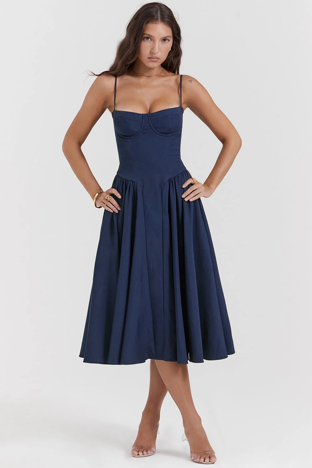 Elegante midi jurk met fijne bandjes voor zomerse dagen