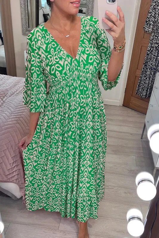 Lange damesjurk in boho stijl met elegante halslijn en halflange mouwen