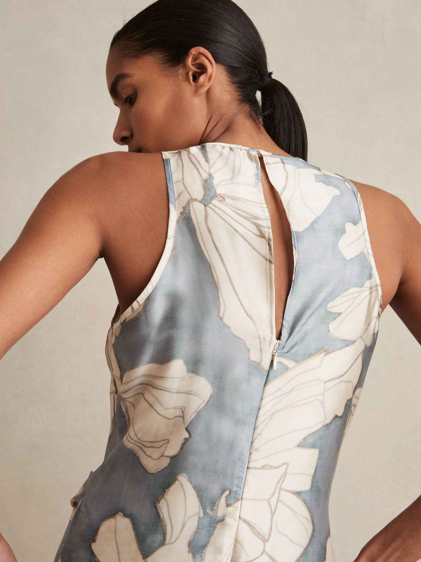 Elegante dames midi jurk met bloemenprint en mouwloos model