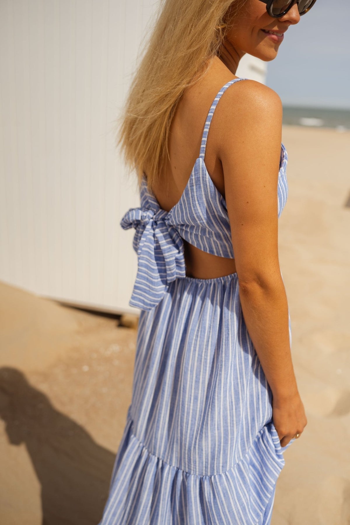 Zomerse gestreepte maxi jurk met strik achter