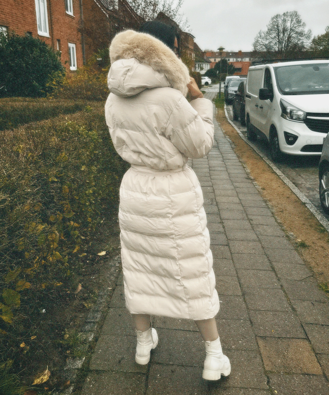 Lange damesjas met een ruime en stijlvolle capuchon, perfect voor een nonchalant kijk