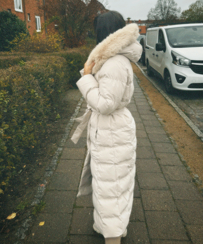 Lange damesjas met een ruime en stijlvolle capuchon, perfect voor een nonchalant kijk