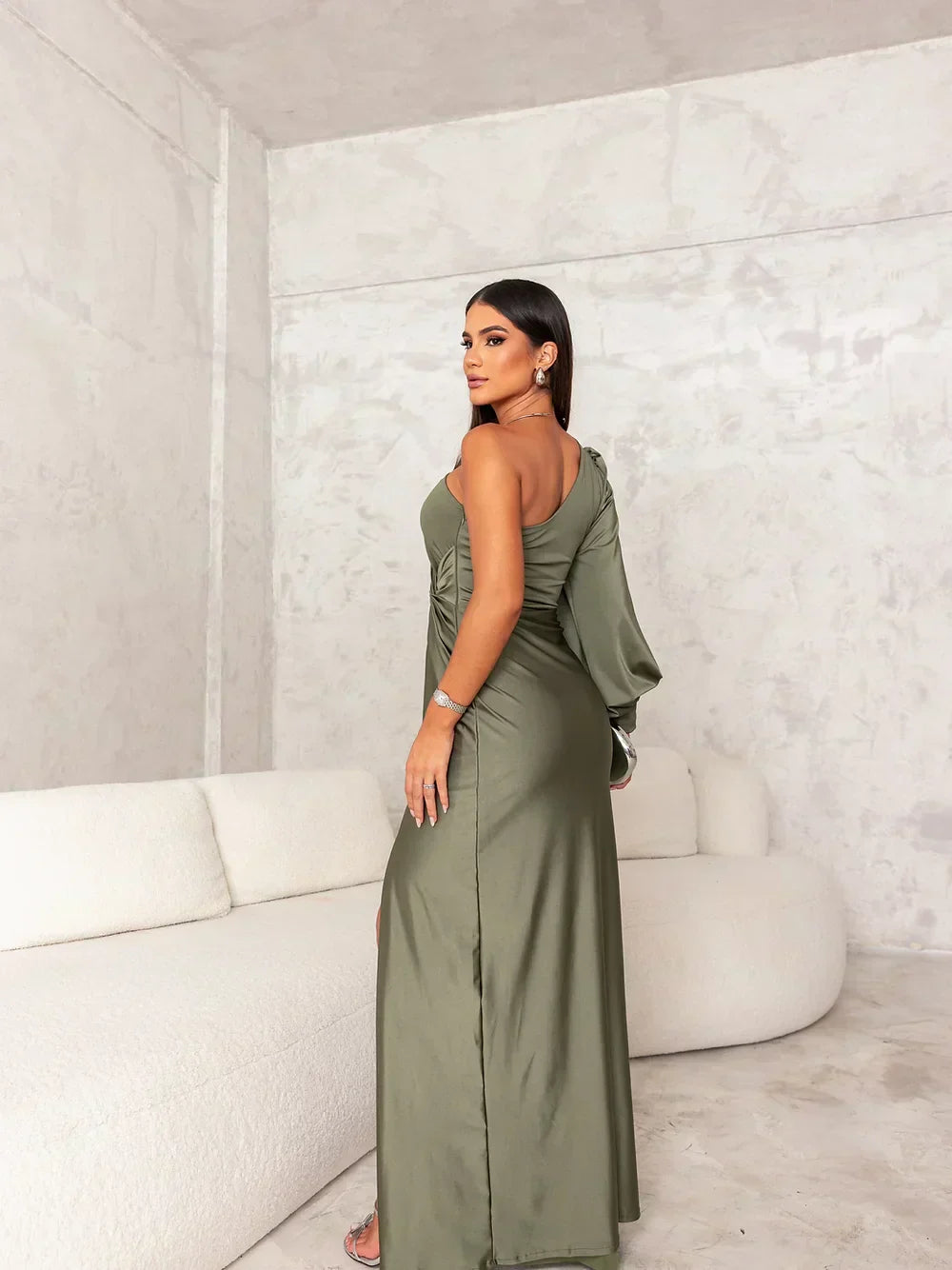 Lange elegante avondjurk met asymmetrische mouw