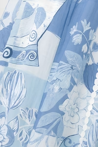 Lange damesjurk met modieuze print en fijne bandjes voor zomerse dagen