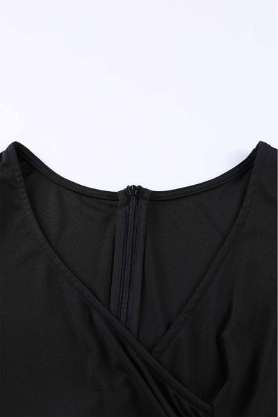Elegante midi jurk met overslag V-hals en speelse ruches aan de mouwen ideaal voor feestelijke gelegenheden