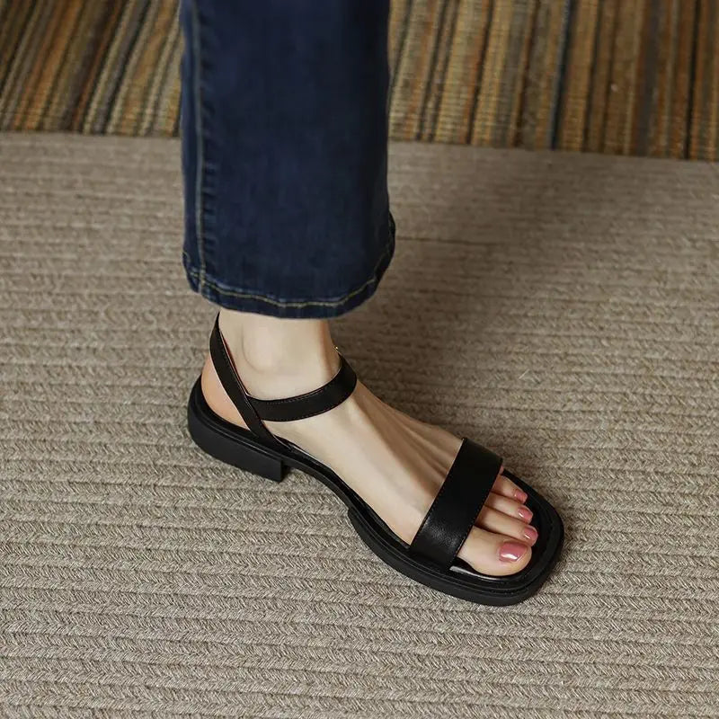 Zomerse sandalen met een klassieke en casual elegante stijl