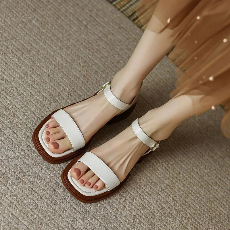 Zomerse sandalen met een klassieke en casual elegante stijl