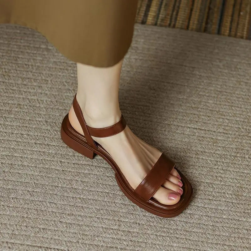 Zomerse sandalen met een klassieke en casual elegante stijl
